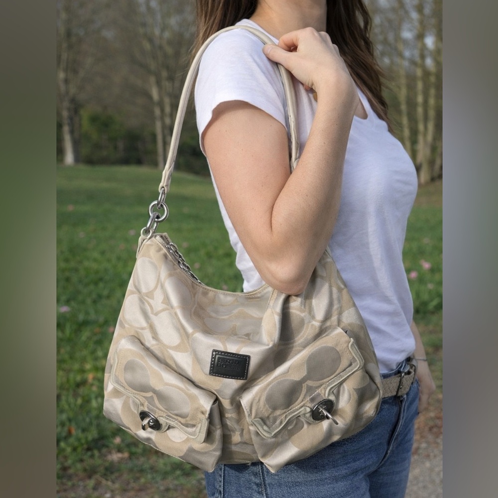 Vintage authentic Coach Beige and Cream poppy Shoulder Bag